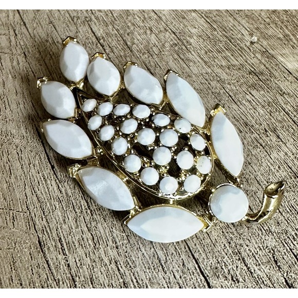Rare Beautiful Vintage WEISS Milk Glass Brooch Pin Gold Tone Leaf Pattern - Picture 3 of 9